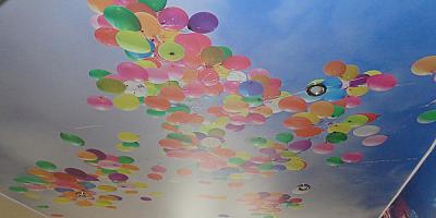 Натяжной потолок в детскую комнату на 11 квадратов с фотопечатью шариков
