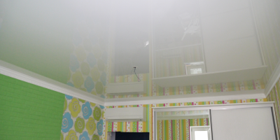 Белый глянцевый натяжной потолок для детской комнаты на 12 квадратных метров