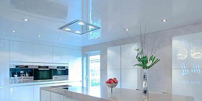 Белый натяжной глянцевый потолок на 10 квадратных метров для кухни