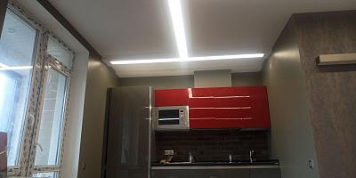 Натяжной потолок на 6 квадратных метров для кухни со световыми линиями