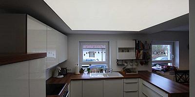 Потолок натяжной на 7 кв.м для кухни светопроводящего типа белого цвета