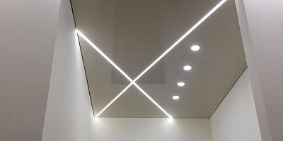 Натяжной потолок световые линии для прихожей на 6 квадратов