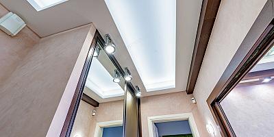 Светопроводящий натяжной потолок для прихожей на 8 квадратных метров