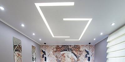Натяжной потолок со световыми линиями белого цвета для спальни на 14 квадратных метров