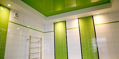Зеленый двухуровневый натяжной потолок для ванной комнаты на 7 квадратных метров