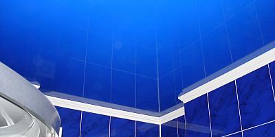 Синий матовый потолок в ванную комнату на 5 квадратов