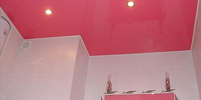 Розовый глянцевый натяжной потолок для ванной комнаты на 6 квадратов