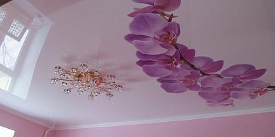 Натяжной потолок для спальни с фотопечатью цветов на 10 квадратов