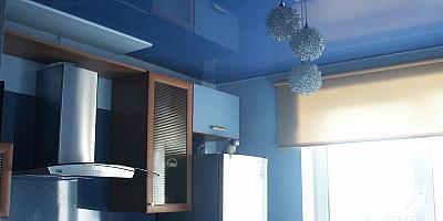 Потолок глянцевый натяжной для кухни на 8 квадратных метров синего цвета