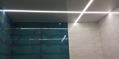 Световые линии натяжной потолок в ванную комнату на 6 квадратных метров
