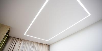 Натяжной потолок на кухню световые лини 8 квадратных метров