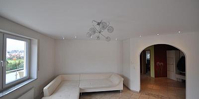 Матовый натяжной потолок в гостиную белого цвета 9 кв.м