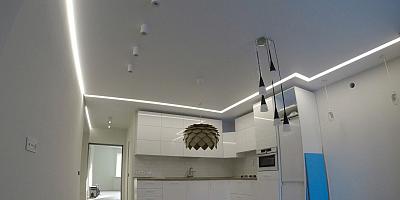 Световые линии натяжной потолок для кухни на 10 квадратов