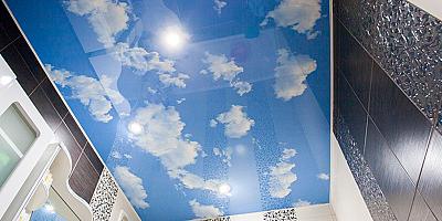 Натяжной потолок в ванную с фотопечатью небо на 6 квадратных метров