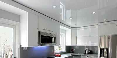 Натяжной глянцевый потолок на кухню белого цвета 7 кв.м